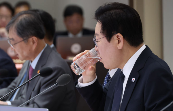 제휴]李<b>대통령</b>, 몸살로 휴식…<b>소방공무원 오찬 취소</b>