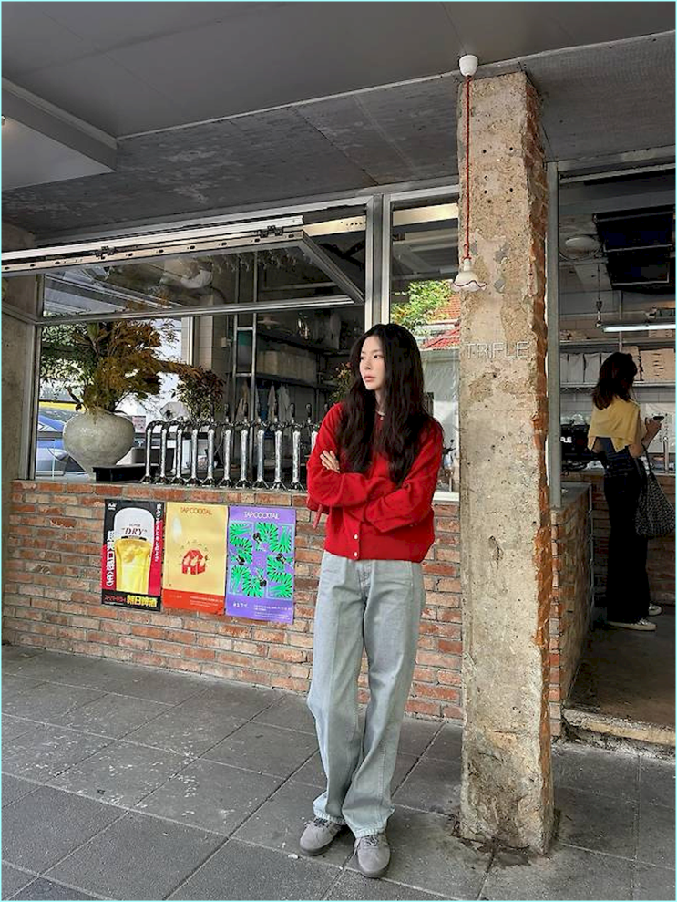  레드 카디건은 어렵다는 편견을 깨다, 장재인 룩의 1:2 컬러 공식