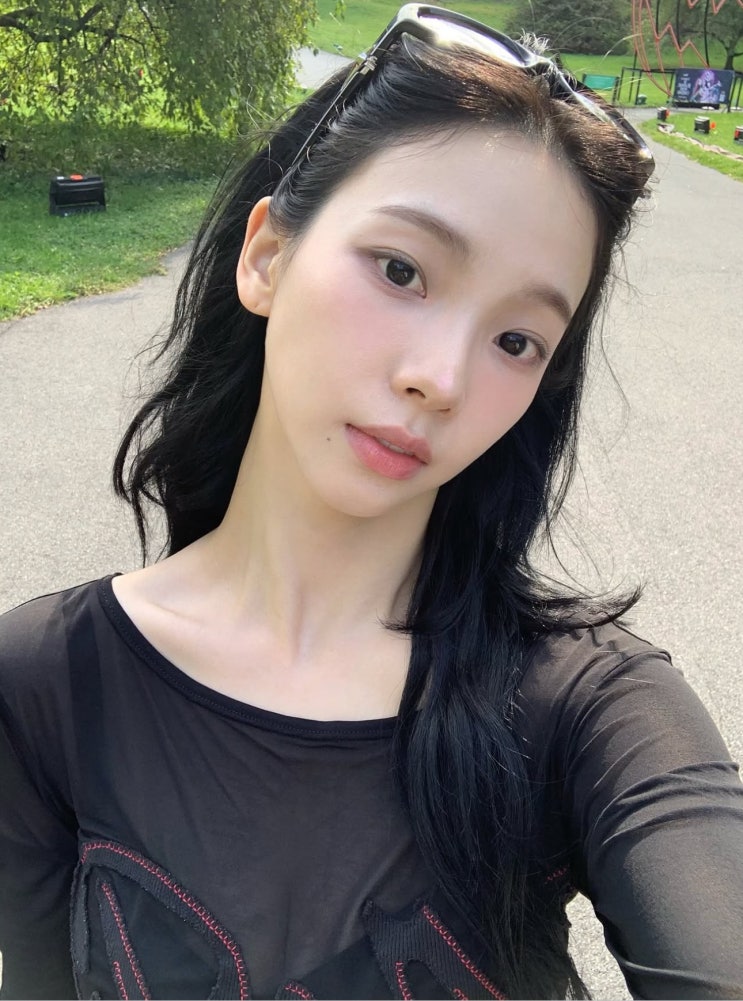  카리나 사복 블랙앤화이트 코디 너무 예쁘잖아?