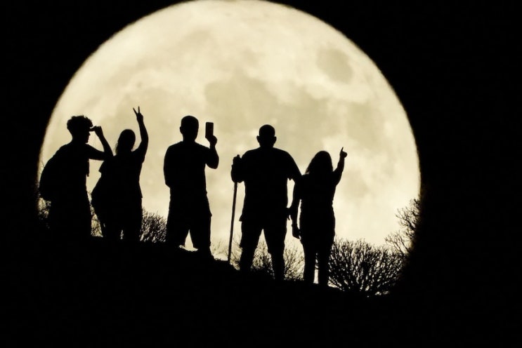 밝은 <b>슈퍼문</b>(Supermoon) | 비버 문 (Beaver Moon) | 휴대폰으로... 