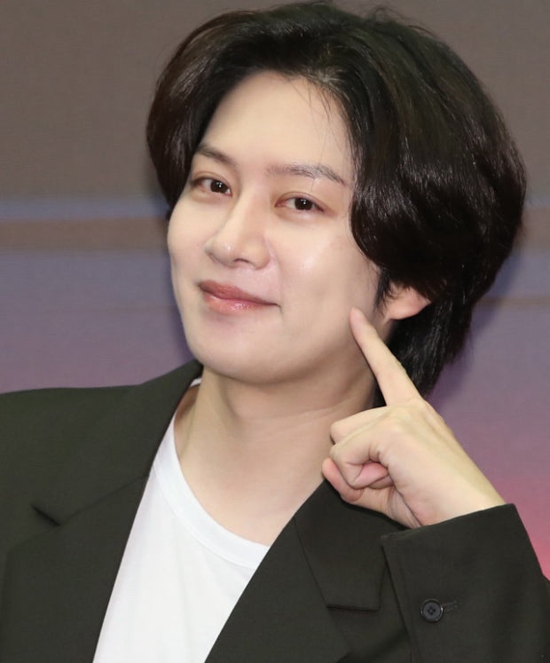 슈주 <b>김희철</b>, 데뷔 20주년 맞아... 서울<b>아산병원</b>에 1억 원 <b>기부</b>... 