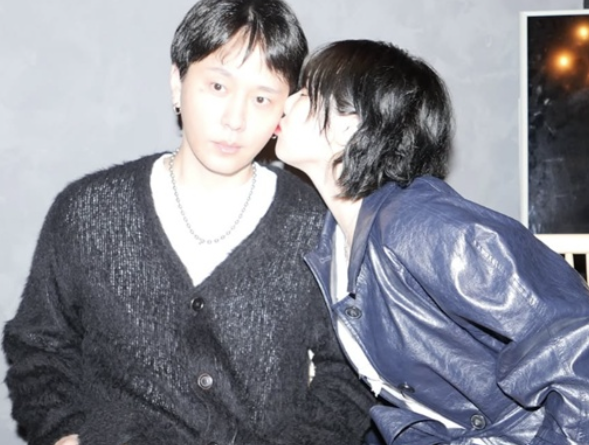   현아, 다이어트 성공 후 용준형에게 볼뽀뽀… “임신설? 다 사랑으로 극복한 부부 케미”