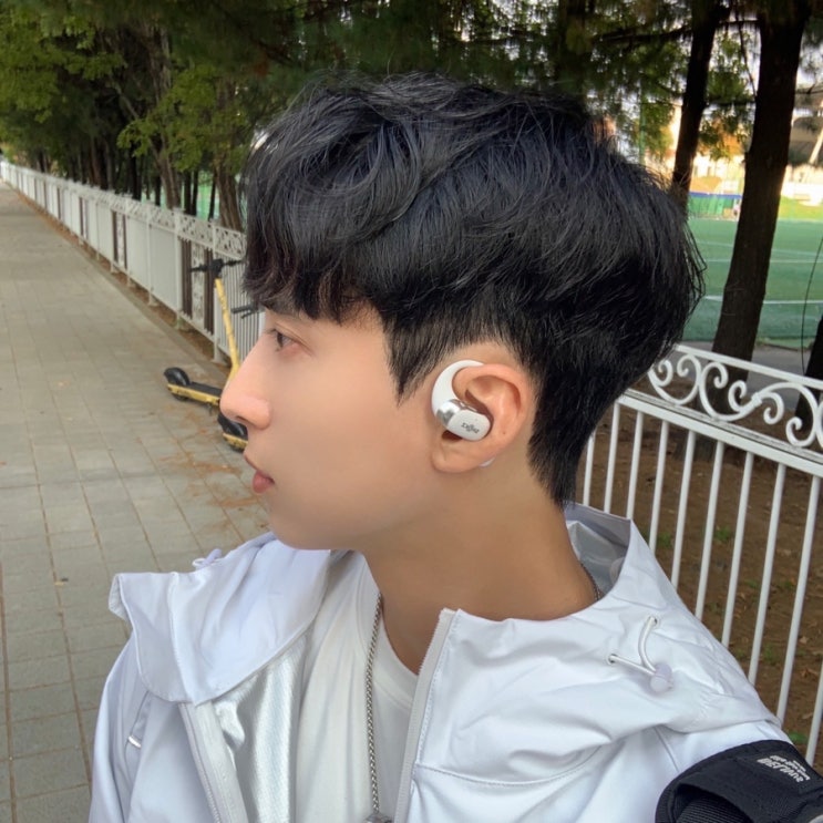  샥즈 오픈형 블루투스 이어폰 SHOKZ 오픈핏2+ 그레이 색상 착용샷 후기 이색선물