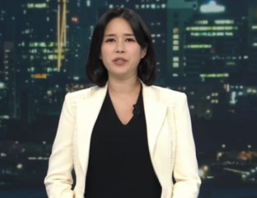   “생방 중 앵커가 커피잔을?”… 한민용 아나운서, 육아 휴직 중에도 ‘뉴스 사랑’은 여전!
