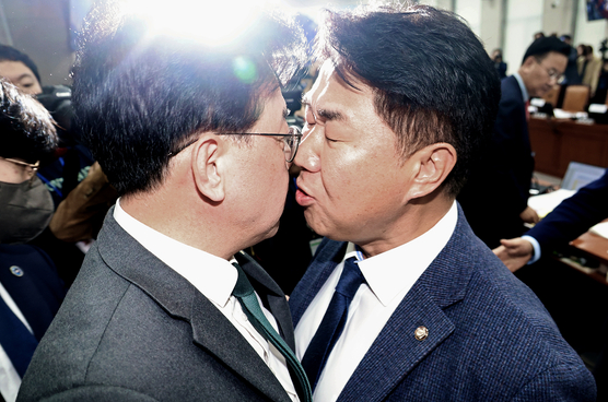 '김현지 없는 김현지 <b>국감</b>'…여야가 <b>배치기</b> 몸싸움 벌인 국회의... 