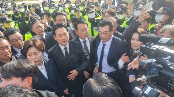 <b>장동혁</b> 국민의힘 대표, 5·18 <b>묘지 참배</b> 논란 속 광주 방문... 