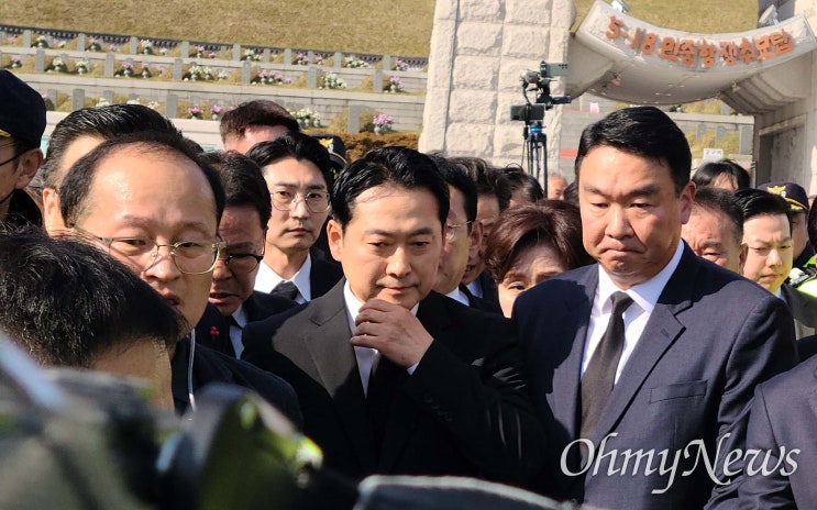 사이 : '<b>내란 옹호</b>'와 '투기 의혹'을 가리기 위한 <b>장동혁</b>의... 