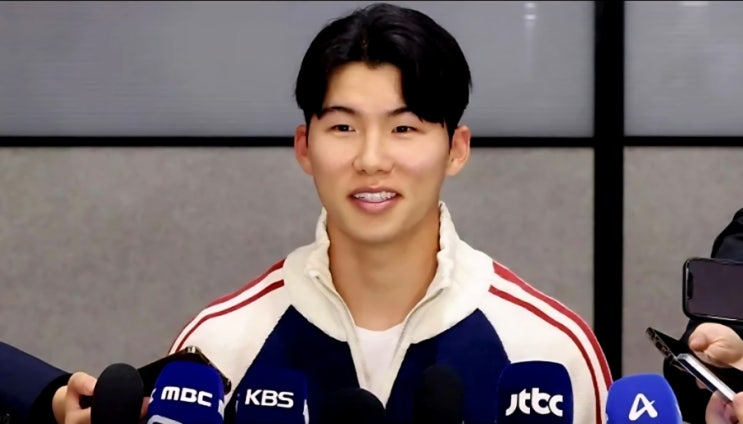 <b>김혜성 금의환향</b> 현장 소동! '월시 <b>우승</b>' 인터뷰 중 '비난 현수막... 