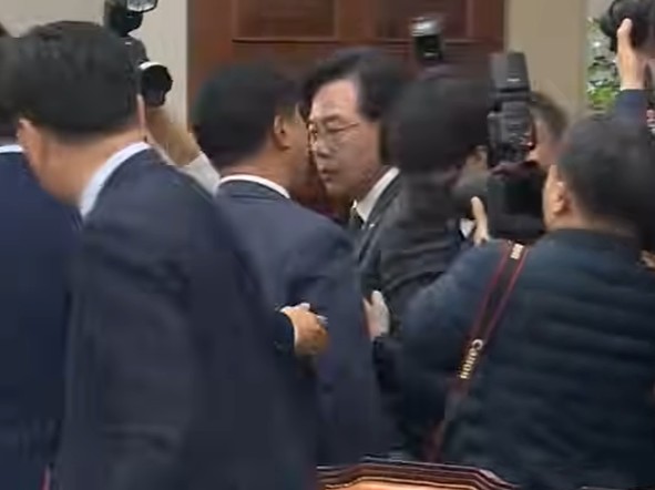 송언석-이기헌 '<b>배치기</b>'충돌까지…국정감사 무슨 일이 있었나?