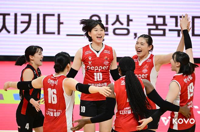 ' <b>페퍼저축은행</b>, 창단 최다 3연승 폭발! V-리그 <b>2위</b> 도약... 