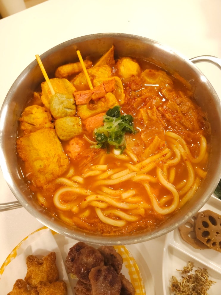  쌀쌀한 주말 저녁 술안주, 뜨끈하고 얼큰한 김치 어묵 전골