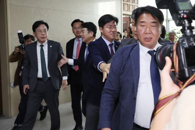 '<b>배치기</b>' 충돌까지… <b>대통령실</b> 첫 <b>국감</b>, 김현지·주진우 논란에... 