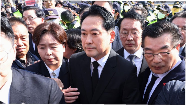 <b>장동혁</b>, 5·18 <b>묘지 참배 무산</b>: 진정성 호소하며 매달 호남... 