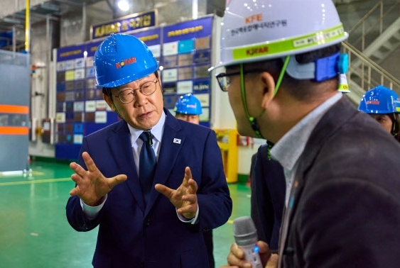 <b>이재명</b> 대통령, KSTAR 방문…“R&D 실패해도 괜찮다, <b>연구</b>에... 