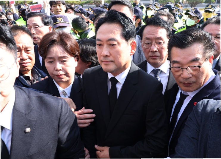 5·18 민주묘지 묵념, <b>장동혁</b> 대표의 광주 방문과 남겨진 과제