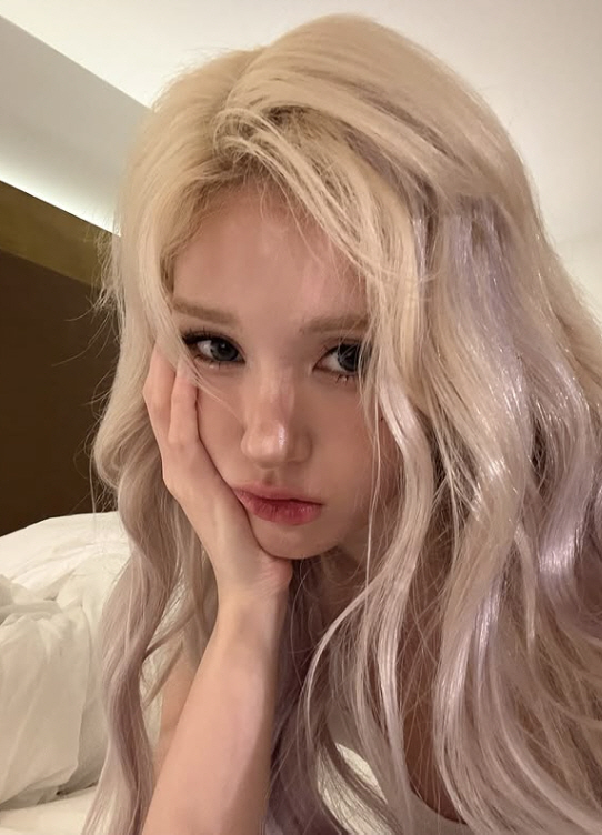 키트 논란” <b>전소미</b> 뷰티 브랜드 글맆, <b>적십자 로고 무단 사용</b> 사과