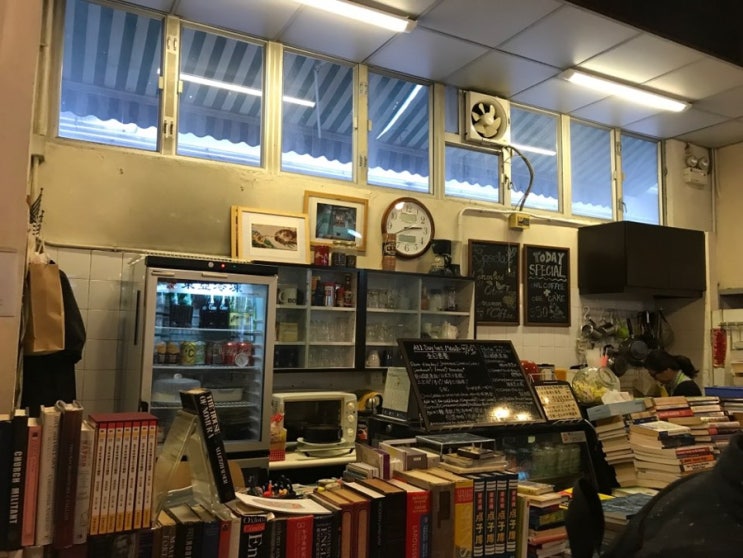  17 홍콩 하얏트 리젠시, 카페, Books & Co., 홍콩 빕구르망 침차이키, 이슌 밀크 컴퍼니 홍콩 우유 푸딩