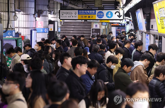 <b>수능 전날</b> 굳이 이래야 되나”… 서울 <b>버스</b>·지하철 동시 <b>파업</b>... 