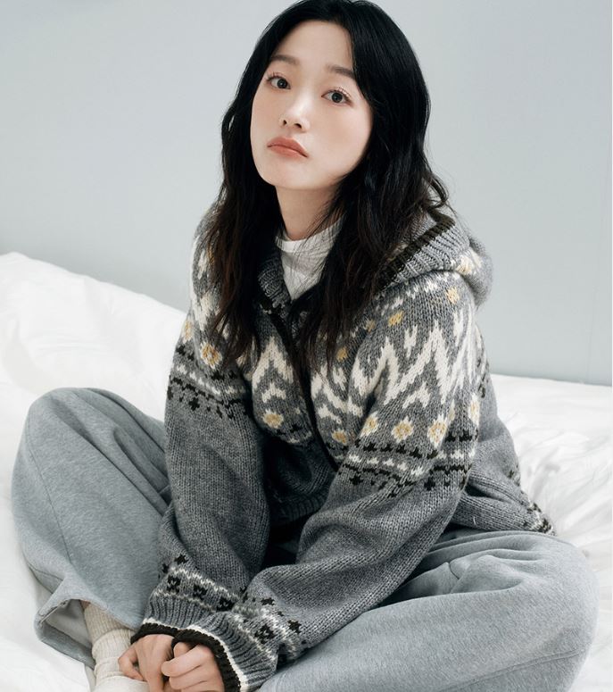  [네이버단독/N도착보장] 쥬시쥬디 울혼방 노르딕 후드 가디건 JZKT724B – 울 블렌디드 코지 후드 니트 아우터 (가을·겨울 데일리룩)