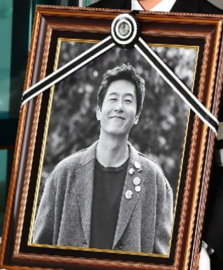  ️ ‘1박2일’ 데프콘, 故 김주혁 묘소 찾아 “형, 여전히 그립습니다” — 8년째 이어진 약속
