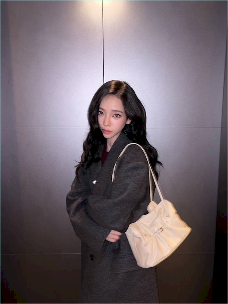  아무 장식도 없는데 압도적 카리나, 사복 패션에서 읽어낸 3가지 비밀