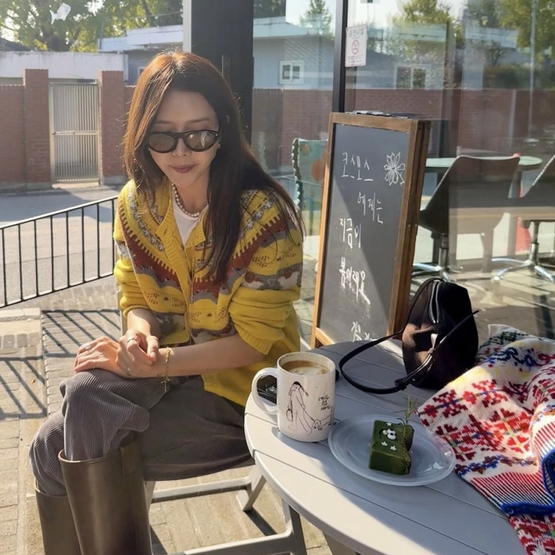 지금 입고 다니기 딱 좋은 채정안 베네통 노르딕 니트 가디건 코디.jpg