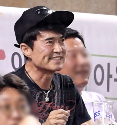   홍서범 “모임에만 한 달 천만원 써요”…조갑경 “인내심 진짜 늘었죠”