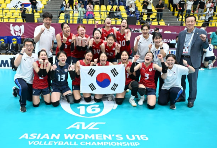 "짜릿한 역전극! <b>여자배구</b> U-16 대표팀, 일본 제압하고 결승행 신화 ....