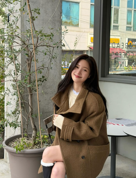  여신 모드 작동한 정채연이 인스타에서 보여준 하프 코트로 완성하는 2025 F/W 스타일