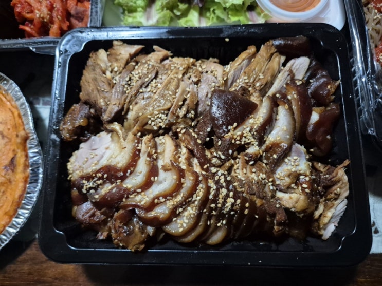  목동역 가성비 좋은 갓 삶은 족발 <족발의기본>...푸짐한 양과 어리굴젓