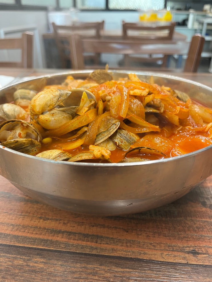  꼬막짬뽕 아니라 동죽짬뽕입니다. 주말이 아니면 웨이팅을 감당하기 힘들어요. 홍진중화요리