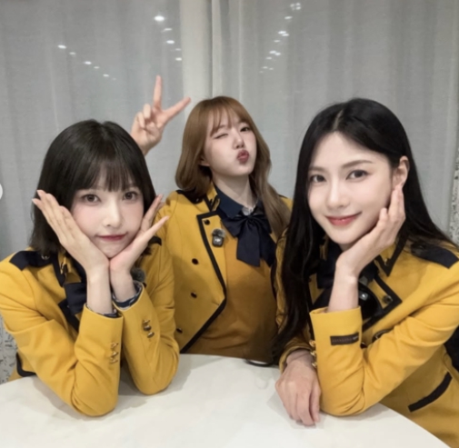   “예쁜 애 옆에 예쁜 애” — ‘96즈’ 조이·예린·오하영, 교복 입고 떠난 추억 여행