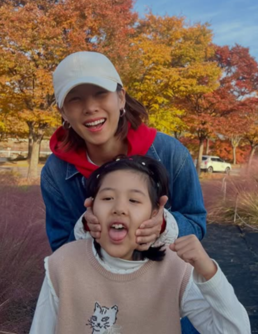   조윤희, 폭풍성장한 딸 로아와 가을 꽃밭 나들이… "이동건 판박이네!"