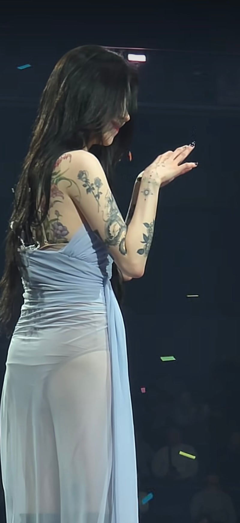 백예린 무대의상 왜 끝없이 논란인가? 저는 극호인데 여러분의 의견은요?