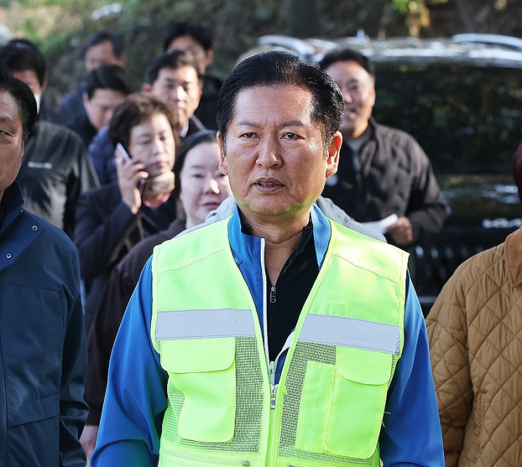 <b>정청래</b> 유기견 봉사, 취임 <b>100일</b> 맞아 유기견 보호소 방문한... 