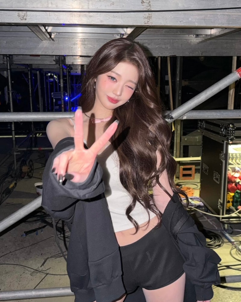 DJ로 변신한 아이브 장원영! 후드집업에 반바지 코디로 여신 비주얼?