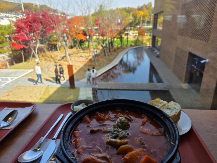  용인 타임투비, 단풍 물든 가을 풍경 속 여유로운 브런치