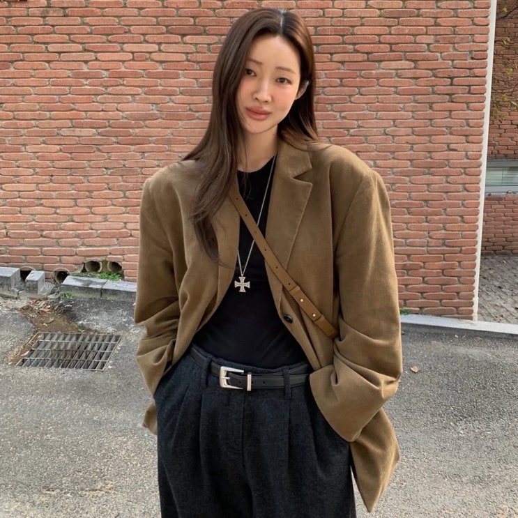  가을햇살 따뜻한 무드 가득, 차정원 스웨이드 미니멀룩 코디