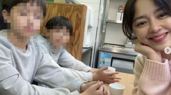   ‘싱글맘’ 강성연, “영어학원 대신 도서관”…두 아들과의 소박한 평일 행복