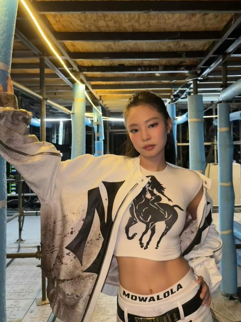 샘 울프가 재해석한 블랙핑크 제니의 파격 변신! 맥퀸부터 빈티지 샤넬까지, 콘서트 룩 스타....
