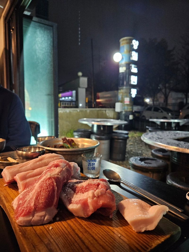 다시 찾은 진주 초전동 삼겹살 맛집!! 양철드럼통에서 빗방울 소리와 함께 낭만을 느껴봅니....