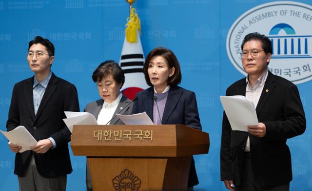 판결 <b>항소 포기</b> 3줄 요약  수사팀 반발 속 법무부·<b>대검</b> 지휘부... 