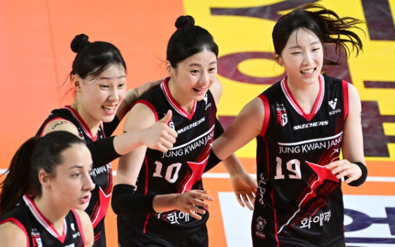 정관장, <b>페퍼저축은행 돌풍</b> 잠재우고 3-0 완벽한 승리로 꼴찌... 