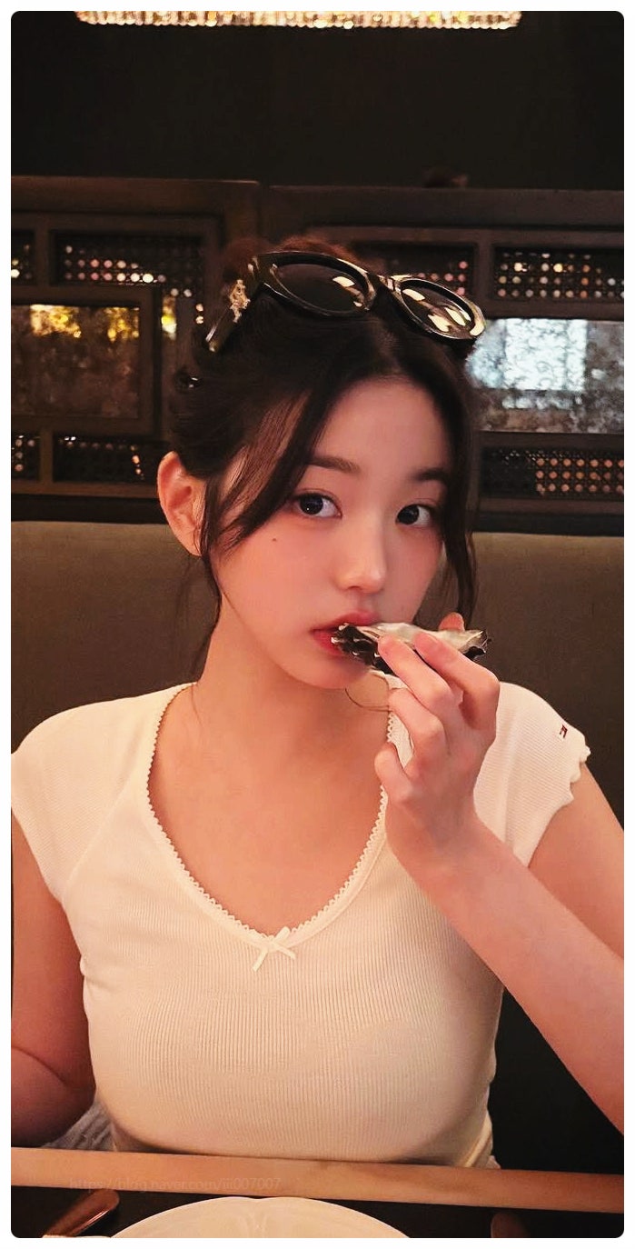 장원영 멜론 소두 인스타 홀터넥 비주얼 근황 충격 해부!