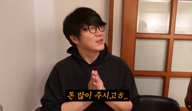 <b>성시경</b>, '매니저 논란' 상처 딛고 <b>유튜브</b> '먹을텐데' 급속 <b>재개</b>!... 
