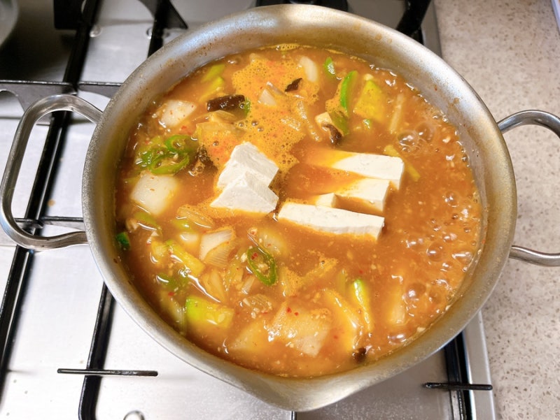 얼큰 된장찌개 레시피(고기없이도 맛있게 끓이는 방법)