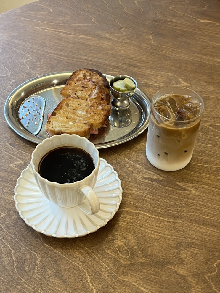  예쁜 유럽 감성 카페 꼬숑하우스(Cochon House) 사워도우샌드위치로 브런치 즐긴 후기 | 대구 수성구 느좋 주택 개조카페
