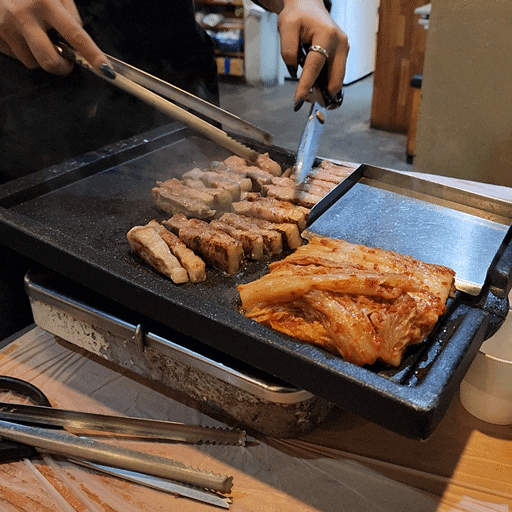  하남돼지집 입암점, 고기 굽기 귀찮을 때! 직원들이 구워주는 강릉 삼겹살 맛집