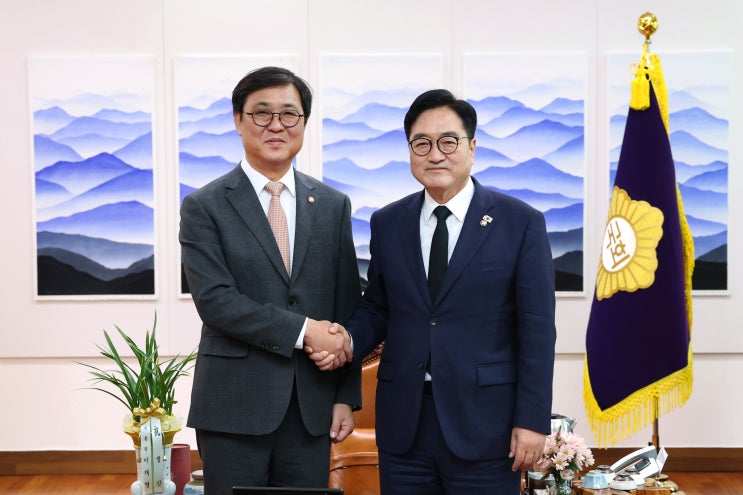 “<b>K</b>-컬처는 국가 성장 동력”…우원식 의장, <b>최휘영</b> 장관과... 