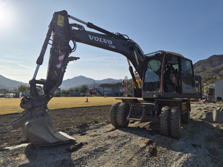  볼보 EW140E Pro 2023년식 회전링크 집게 자동구리스 중고굴삭기 06 타이어식